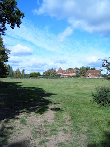 Oast_House_in_the_distance.JPG 