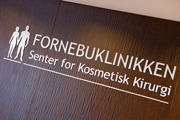 Fornebuklinikken kosmetisk kirurgi i Oslo, logo og resepsjon