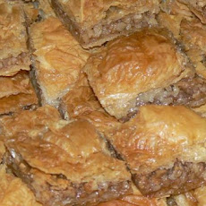 Middle Eastern Nut-Filled Multilayered Pastry (Baklava)