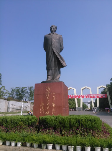 湘大校门毛泽东铜像
