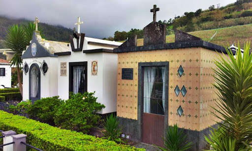 Jazigos Laterais Do Cemitério De São Pedro