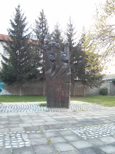 Паметник На Комунизма