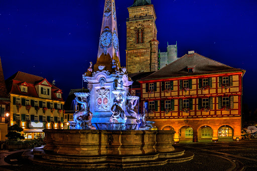 Schöner Brunnen mit Rathaus