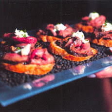 Pepper-Crusted Steak with Horseradish Cream on Grilled Garlic Crostini