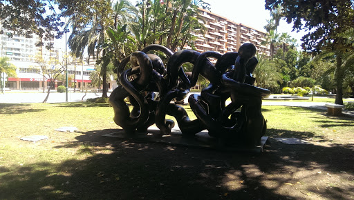 Estatua Enamorados Jardín Picasso 