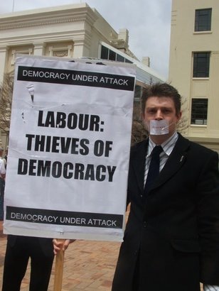 [Darnton_silenced[5].jpg]