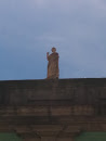 Estátua No Telhado