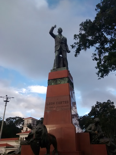 Estatua de Leon Cortes