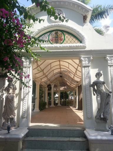 Palazzo Lady Statue Entrance