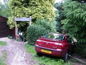 Gate,
car...car, gate
