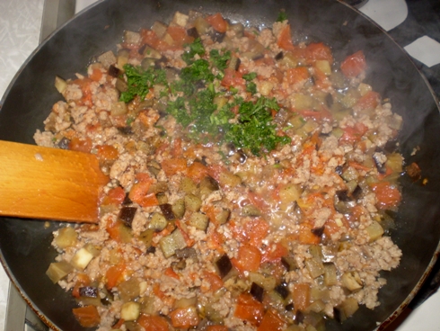 Kalakutiena, baklažanas, pomidorai, petražolės