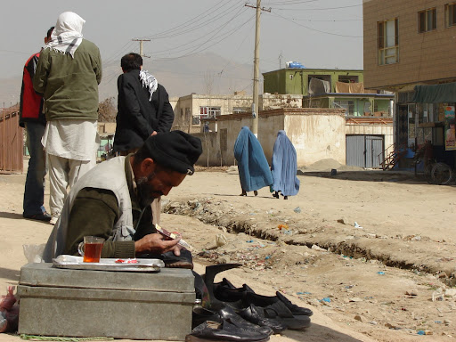 Roadside cobbler, Kabul 2008. Photo by Farooq Sulehria