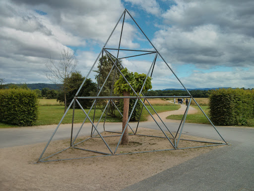Dreiecks Körper mit Baum 3LänderGarten