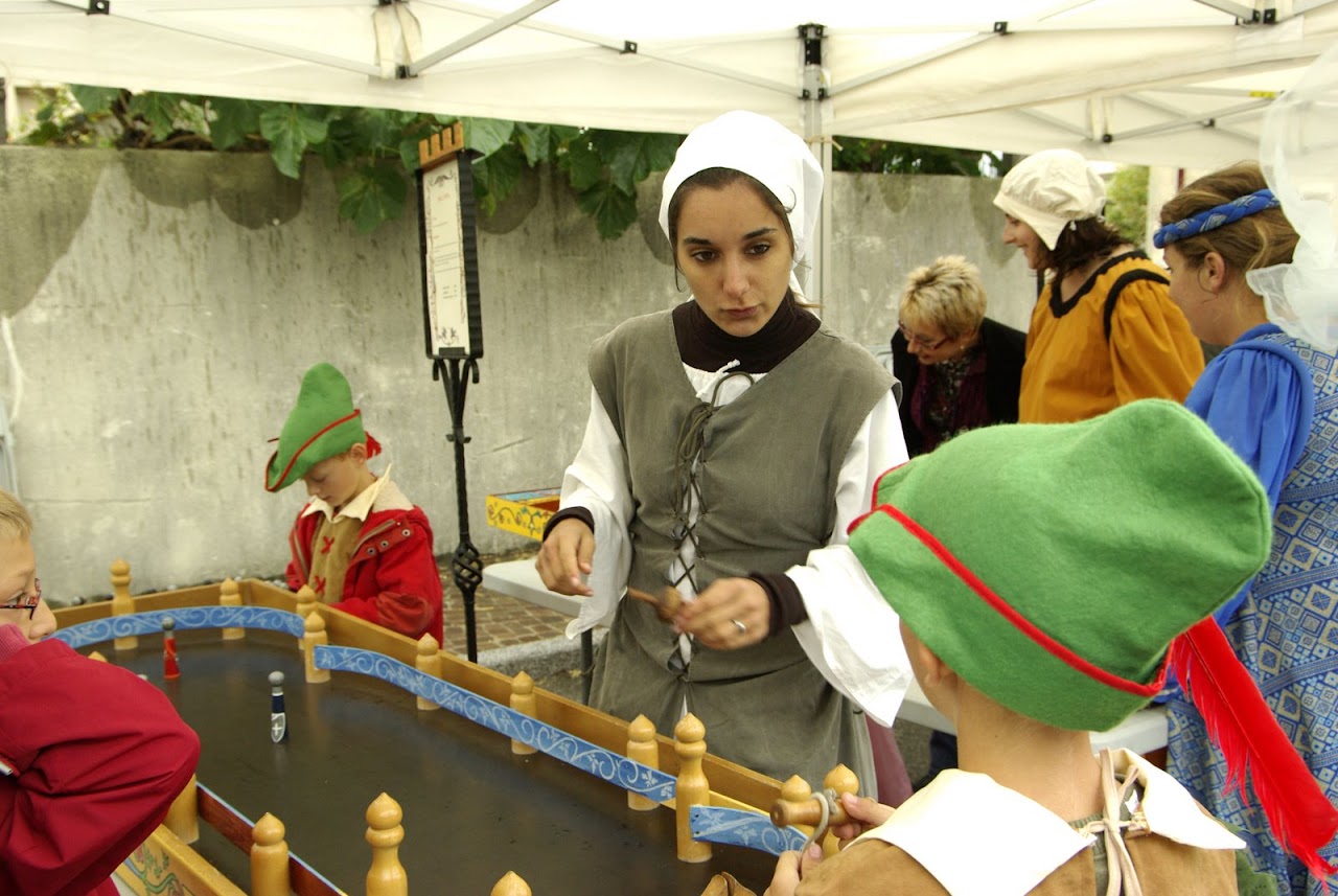 Fête médiévale à Cruas (Ardèche) - Et comme dans toute bonne fête médiévale, les jeux d'adresse sont incontournables. Ici, le jeu de quilles…