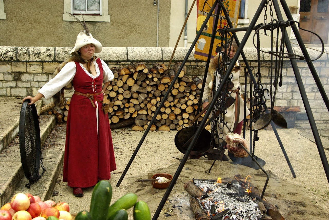 Fête médiévale à Cruas (Ardèche) - La vilaine prépare la pitance.