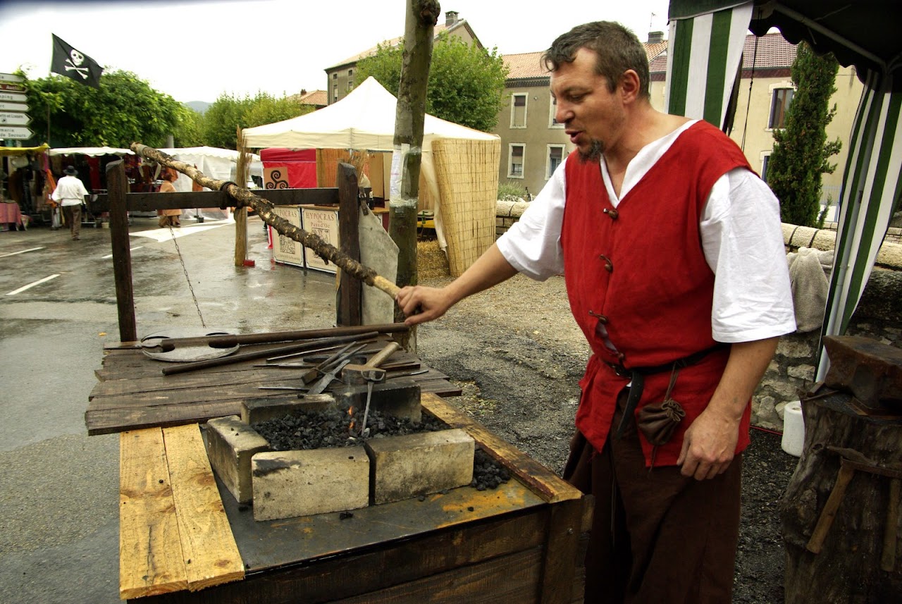 Fête médiévale à Cruas (Ardèche) - Premier jour de foire… avec un temps dantesque : mistral et pluie. Le feu de la forge n'est pas de trop pour me réchauffer