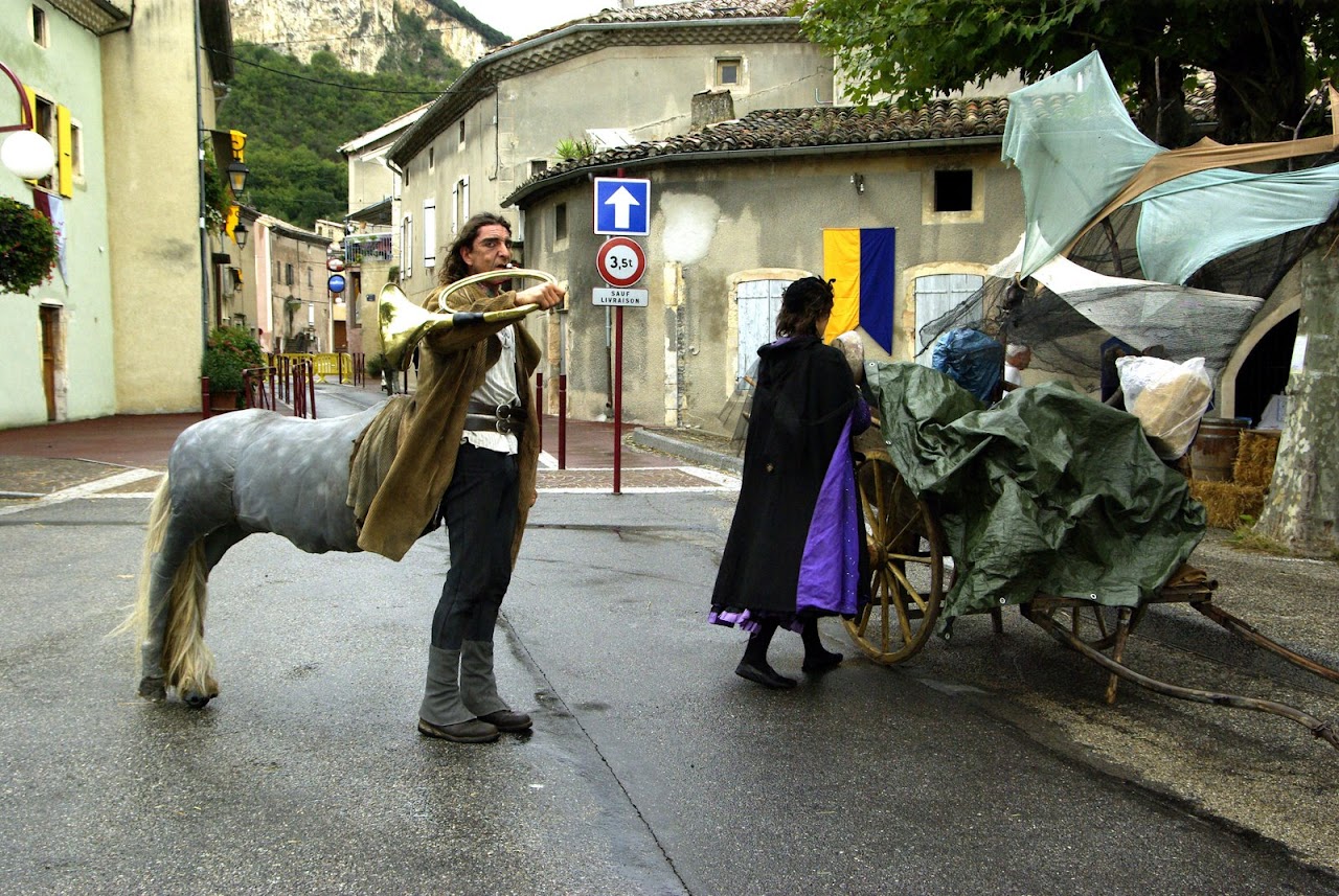 Fête médiévale à Cruas (Ardèche) - Le Centaure bât le rappel du public.