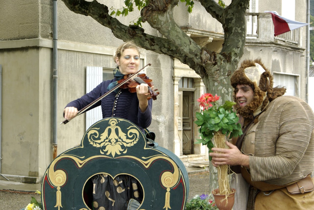 Fête médiévale à Cruas (Ardèche) - On y voit même une fée envouter ce troll peu engageant.