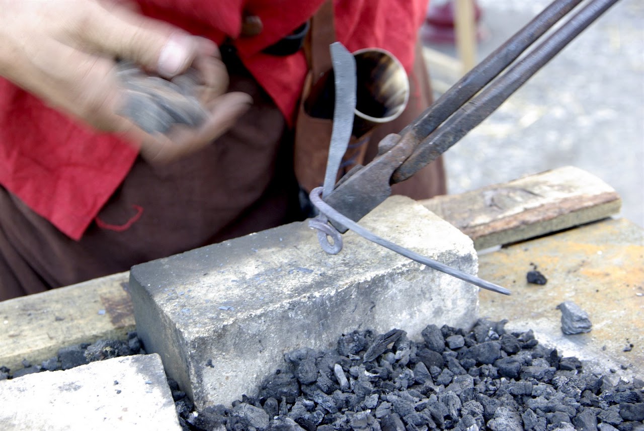 Fête médiévale à Cruas (Ardèche) - Le couteau prend forme. Je confectionne le manche à la pince, et pas au marteau cette fois ci.
