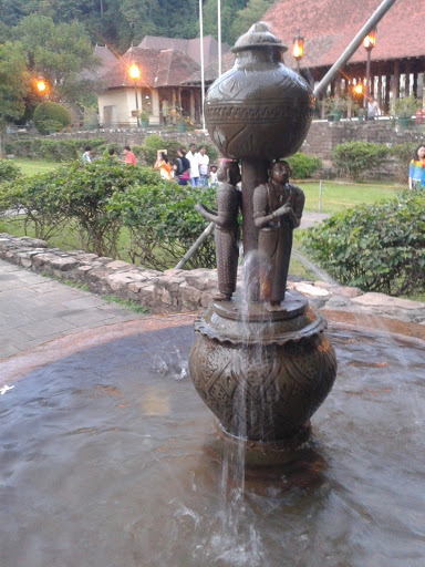 Maligawa Statue Water Pond