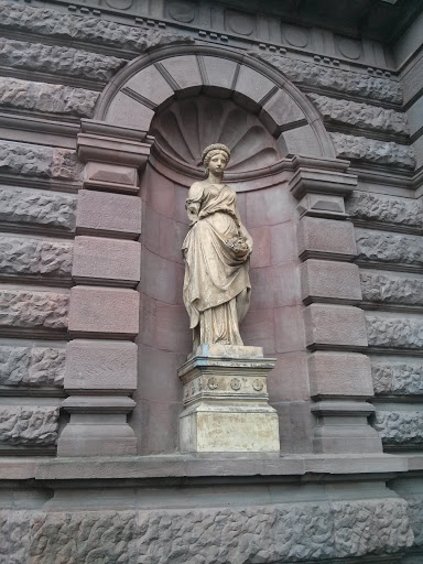 Statue mit abgebrochenem Arm