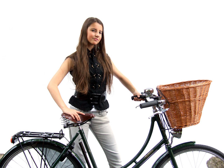 britische Schulmädchen fahren Rad!