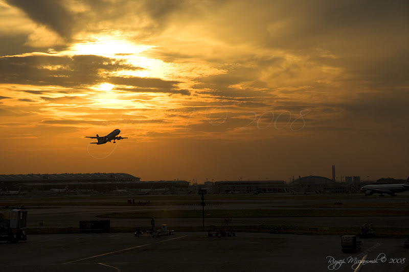 IMAGE: http://lh3.ggpht.com/riyazim/SMpDbrWqANI/AAAAAAAADF0/KCa2mqptSs8/s800/LHR%20-%20Plane1.jpg