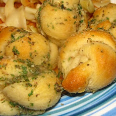 Fast Garlic Knots (No Pizza Dough Needed)