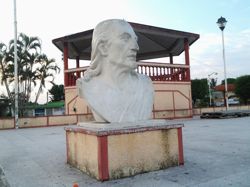 Estatua Sebastian Lerdo.