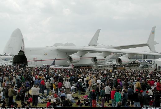 Conheça o monstruoso avião Antonov 225