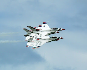Air Force Thunderbirds F-16s in tight formation