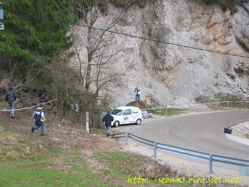 Avto trči