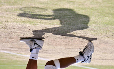 IMAGE: http://lh3.ggpht.com/simon.bills/SHPUQtxdGAI/AAAAAAAAINM/_Tn1TVCN030/s400/Wimbledon%20Final-68.jpg