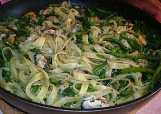 Tagliatelle, gruene Bohnen, Pesto, Muscheln