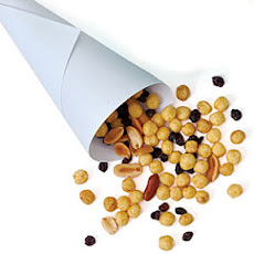 Peanut and Dried Fruit Snack Mix