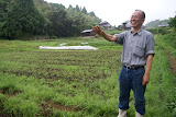 徳永さんによる、塾生が作付けする田んぼの説明