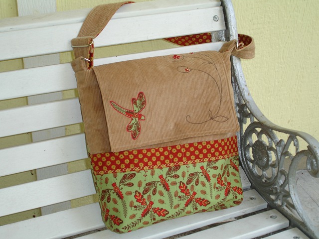 [Bees & Dragonfly 009[5].jpg]