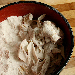 Petits noeuds de peau de lait de soja roulés dans la farine