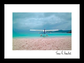 VANNFLY | Et vannfly parkert på en tropisk strand, nærmere bestemt Whitehaven Beach som ligger i øygruppen The Whitsunday Islands i Queensland, Australia. Bildet er signert av kunstneren. VANNFLY | Et vannfly parkert på en tropisk strand, nærmere bestemt Whitehaven Beach som ligger i øygruppen The Whitsunday Islands i Queensland, Australia. Bildet er signert av kunstneren.