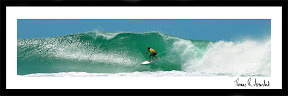 SURFING GOLD COAST | En surfer er på vei ut av en tunnel i bølgen under Quiksilver Pro 2004 på Gold Coast i Queensland, Australia. Bildet er signert av kunstneren. SURFING GOLD COAST | En surfer er på vei ut av en tunnel i bølgen under Quiksilver Pro 2004 på Gold Coast i Queensland, Australia. Bildet er signert av kunstneren.