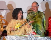 http://lh3.ggpht.com/tianchua/RVoEFfMLABI/AAAAAAAAAgk/vCgZ9DwWvIA/s288/Rosmah%2BNajib.jpg