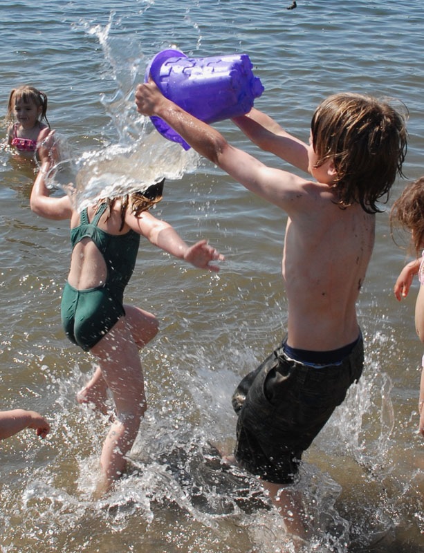 [isabelwaterfightweb[6].jpg]
