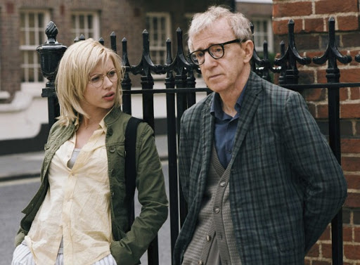 Las gafas de Woody Allen son su sello registrado. Aquí lo vemos en Scoop, interpretando a un mago un poco torpe.