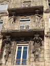 Statues Tenant Balcons