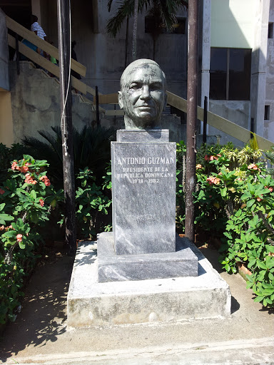 Busto De Antonio Guzmán Fernández
