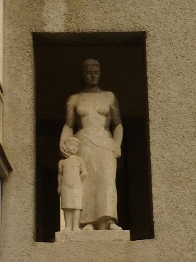 Statue Anton Schmidt Hof 