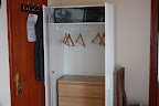 Mini-armario IKEA; lo más amplio de la habitación