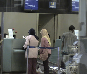 06.04.2008 - Uti dan mbak Azmi check in ke counter merpati