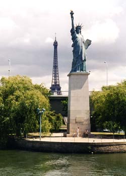 Paris.seine.liberty.250pix.jpg