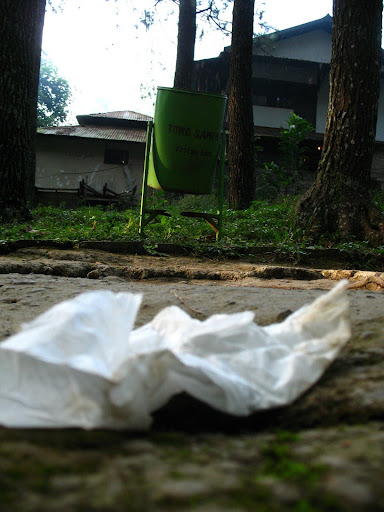Buang Sampah Tidak Pada Tempatnya